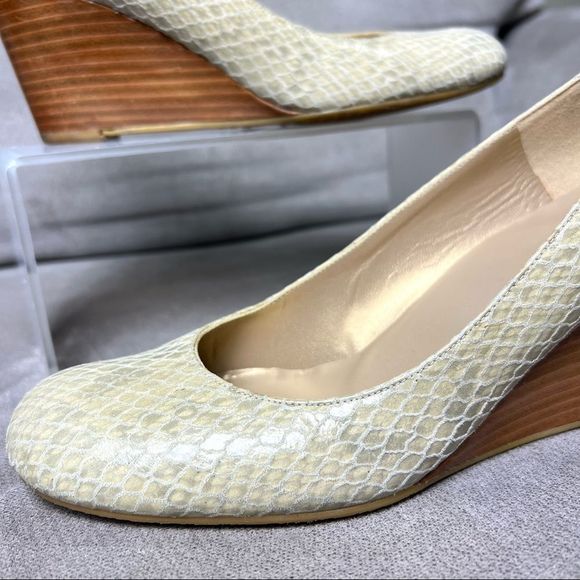 STUART WEITZMAN Size 7.5 Leather Snakeskin Light Green Wedge Wood Heel - Picture 2 of 11